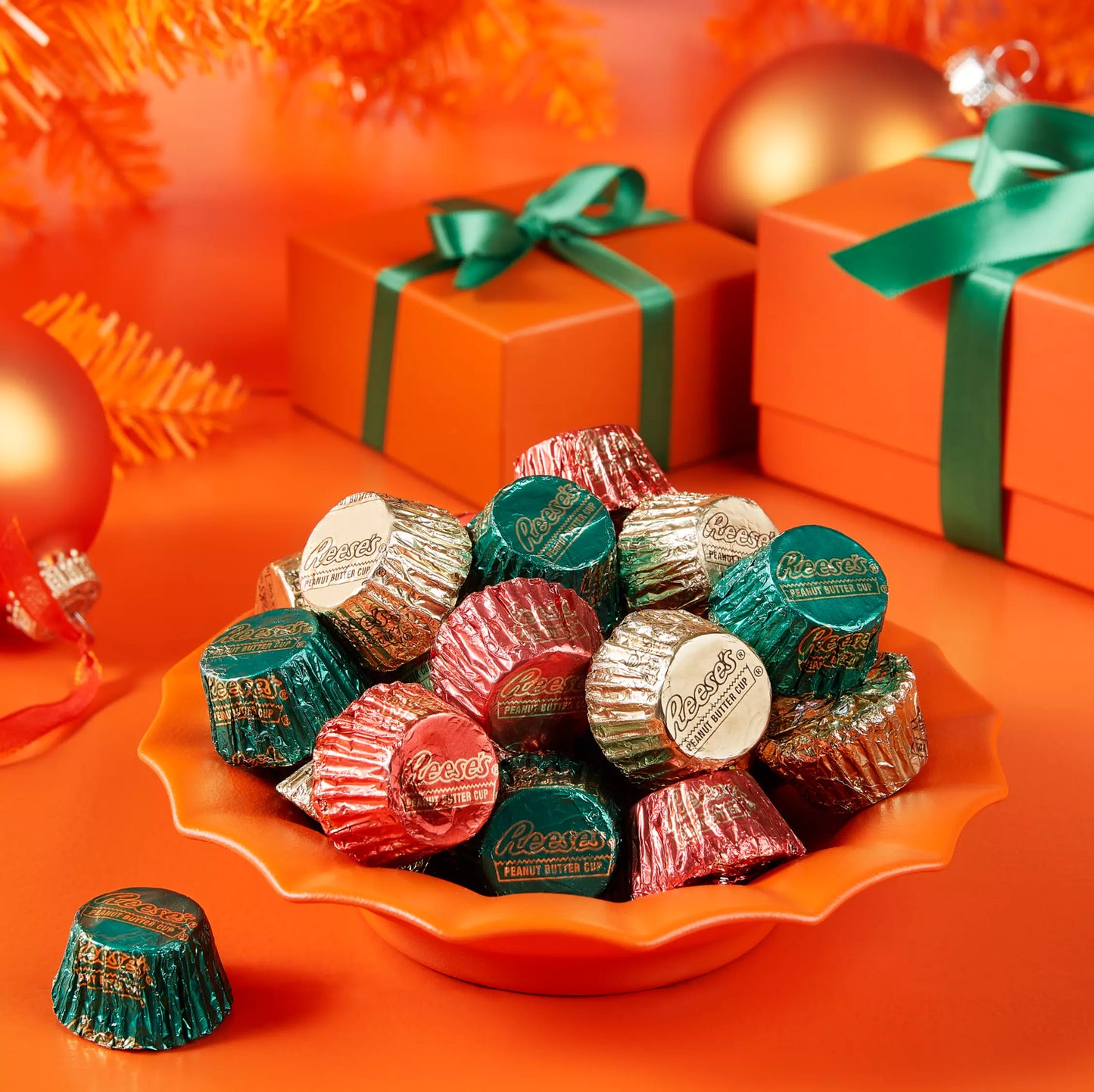 Reese's Holiday Milk Chocolate Miniatures Peanut Butter Cups Christmas Gift Box 6.5Oz